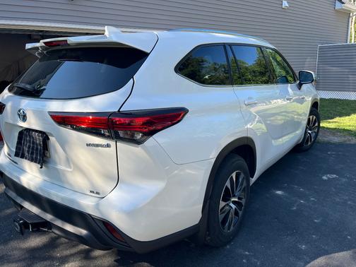 White 2020 Toyota Highlander Hybrid XLE