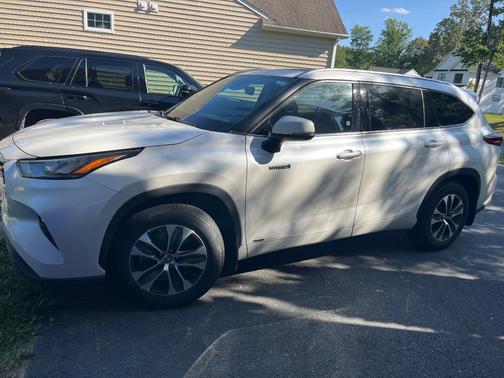 White 2020 Toyota Highlander Hybrid XLE