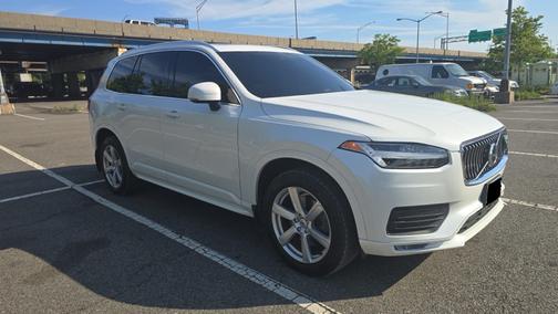 2022 Volvo XC90 T5 Momentum