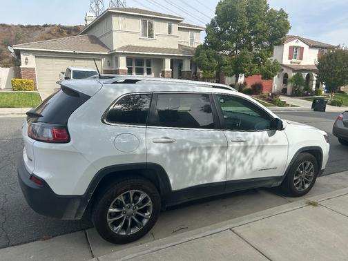 White 2021 Jeep Cherokee Latitude Lux