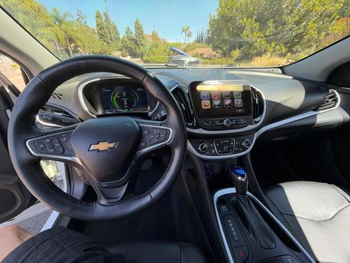 White 2017 Chevrolet Volt LT