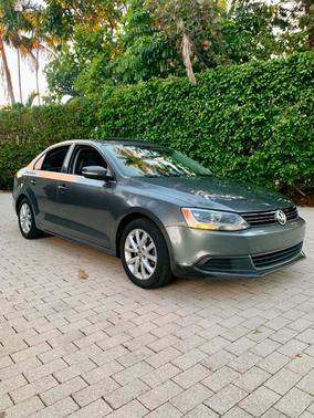 Gray 2014 Volkswagen Jetta Auto SE