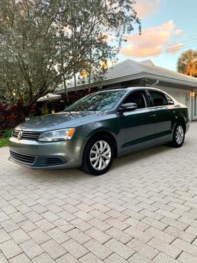 Gray 2014 Volkswagen Jetta Auto SE