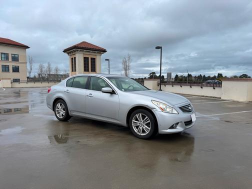 2012 INFINITI G37 x