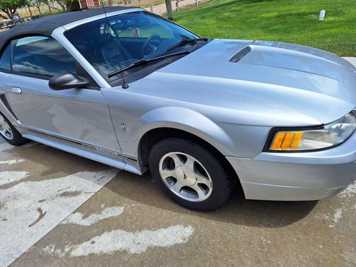 2000 Ford Mustang Base