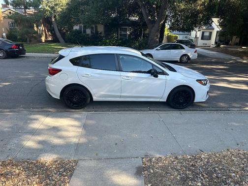 White 2018 Subaru Impreza 2.0i