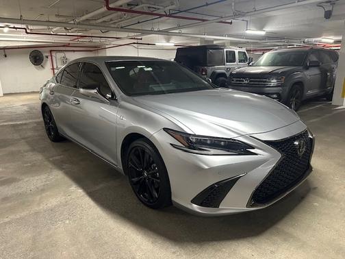 2024 Lexus ES 300h F SPORT Handling