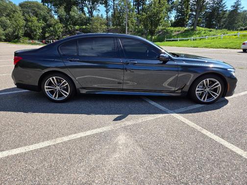 Gray 2019 BMW 750 i xDrive