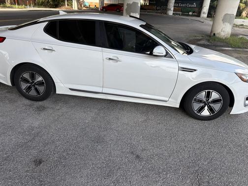 White 2013 Kia Optima Hybrid LX
