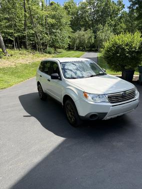 White 2009 Subaru Forester 2.5 X
