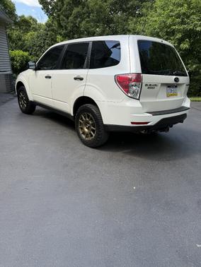 White 2009 Subaru Forester 2.5 X