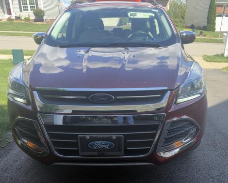 Red 2016 Ford Escape SE