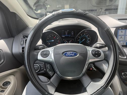 Red 2016 Ford Escape SE