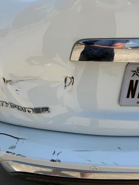 White 2019 Nissan Pathfinder SV