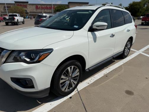 White 2019 Nissan Pathfinder SV