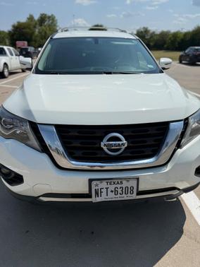 White 2019 Nissan Pathfinder SV