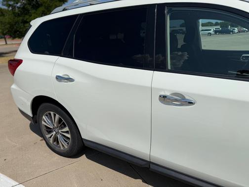 White 2019 Nissan Pathfinder SV
