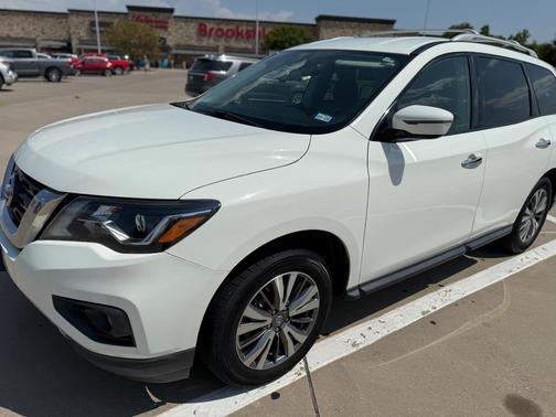 White 2019 Nissan Pathfinder SV