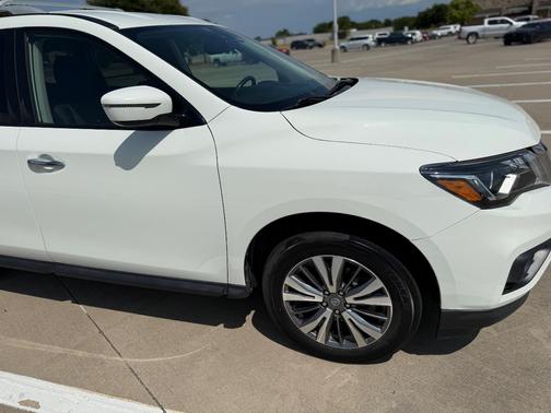 White 2019 Nissan Pathfinder SV