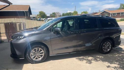 2025 Toyota Sienna LE