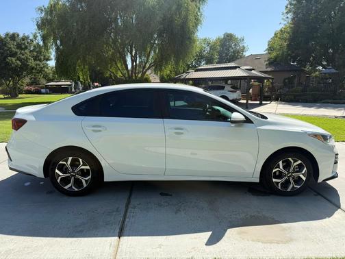 White 2019 Kia Forte LXS