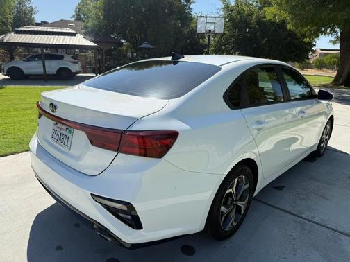 White 2019 Kia Forte LXS
