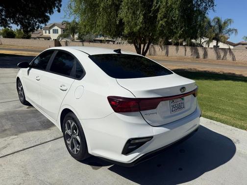 White 2019 Kia Forte LXS