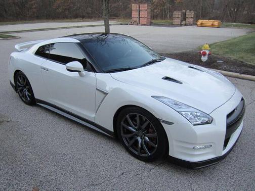 White 2015 Nissan GT-R Premium