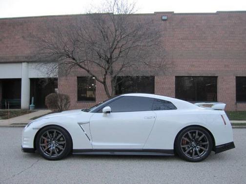 White 2015 Nissan GT-R Premium