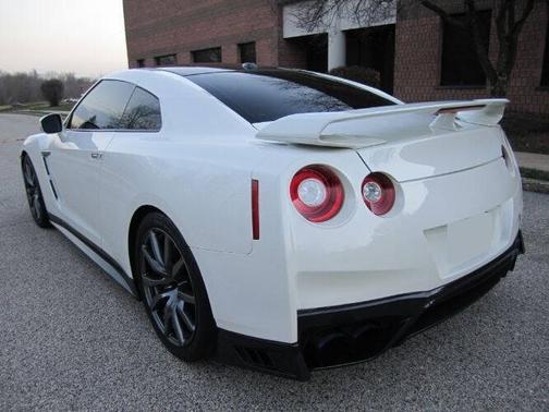 White 2015 Nissan GT-R Premium