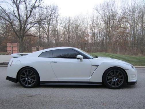 White 2015 Nissan GT-R Premium
