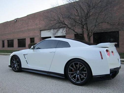 White 2015 Nissan GT-R Premium