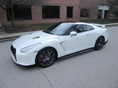 White 2015 Nissan GT-R Premium