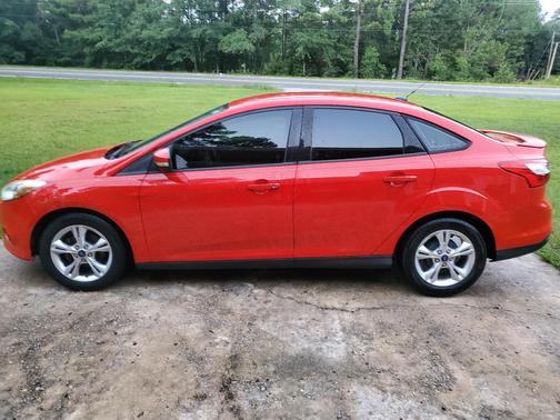 Red 2013 Ford Focus SE