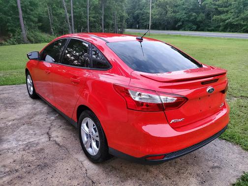 Red 2013 Ford Focus SE