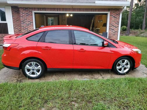 Red 2013 Ford Focus SE