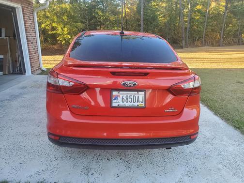 Red 2013 Ford Focus SE