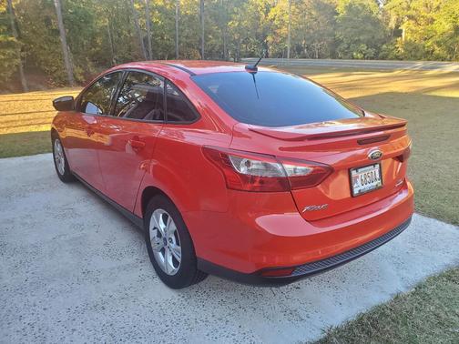 Red 2013 Ford Focus SE