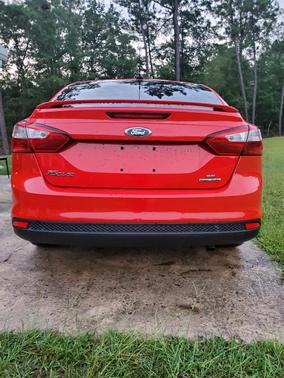 Red 2013 Ford Focus SE