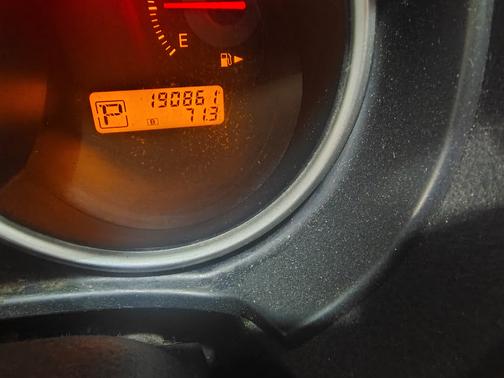 White 2009 Nissan Versa 1.8 S