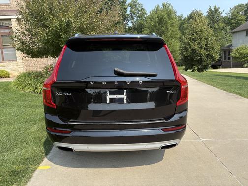 2021 Volvo XC90 T6 Momentum