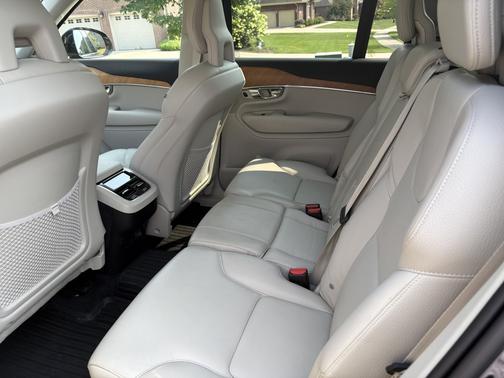 2021 Volvo XC90 T6 Momentum