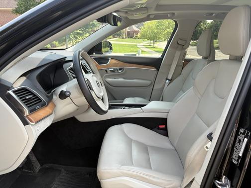 2021 Volvo XC90 T6 Momentum