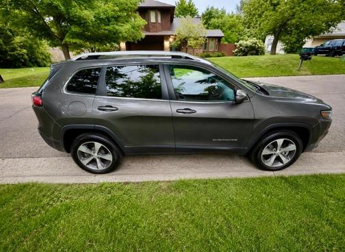 Gray 2019 Jeep Cherokee Limited