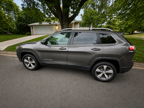 Gray 2019 Jeep Cherokee Limited