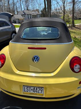 Yellow 2008 Volkswagen New Beetle SE