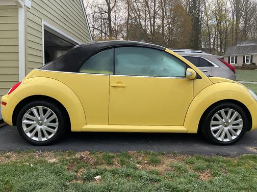 Yellow 2008 Volkswagen New Beetle SE