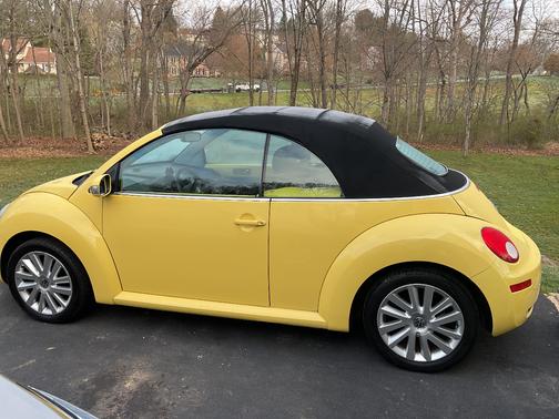 Yellow 2008 Volkswagen New Beetle SE