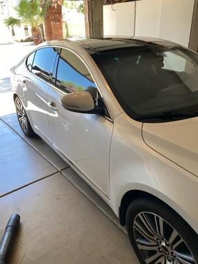 White 2016 Kia Cadenza Premium