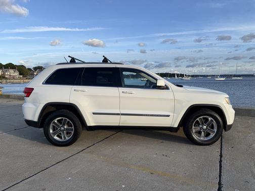 White 2011 Jeep Grand Cherokee Laredo